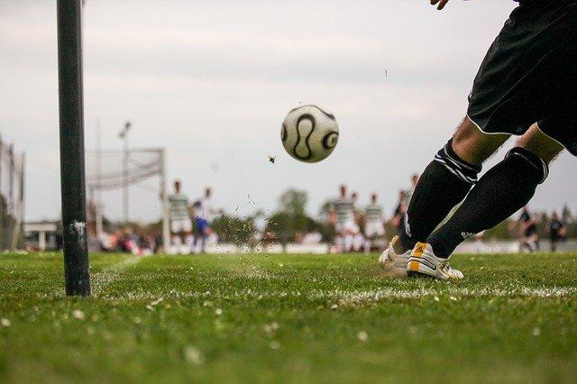 小学生のサッカーボールのサイズは？プロとの違いやボールの選び方も